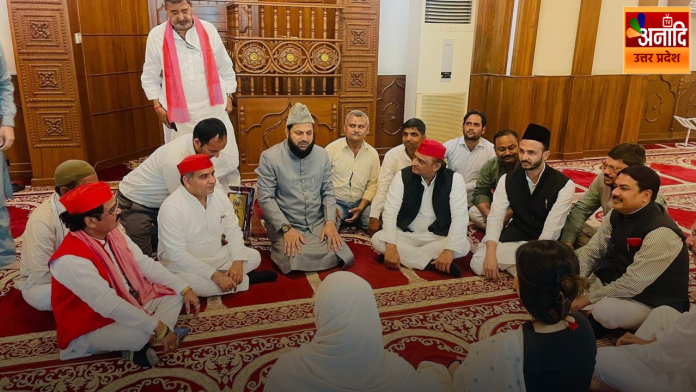 When Akhilesh reached the mosque, Deputy CM Keshav Maurya said that he forgot to take the net cap