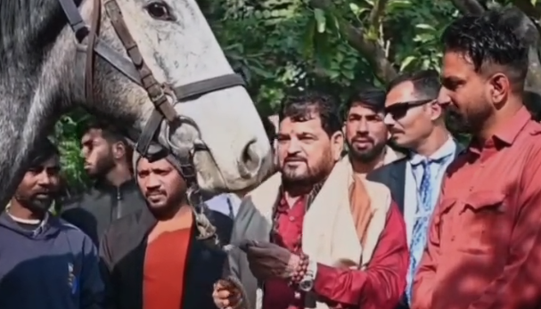 पूर्व सांसद बृजभूषण को गिफ्ट