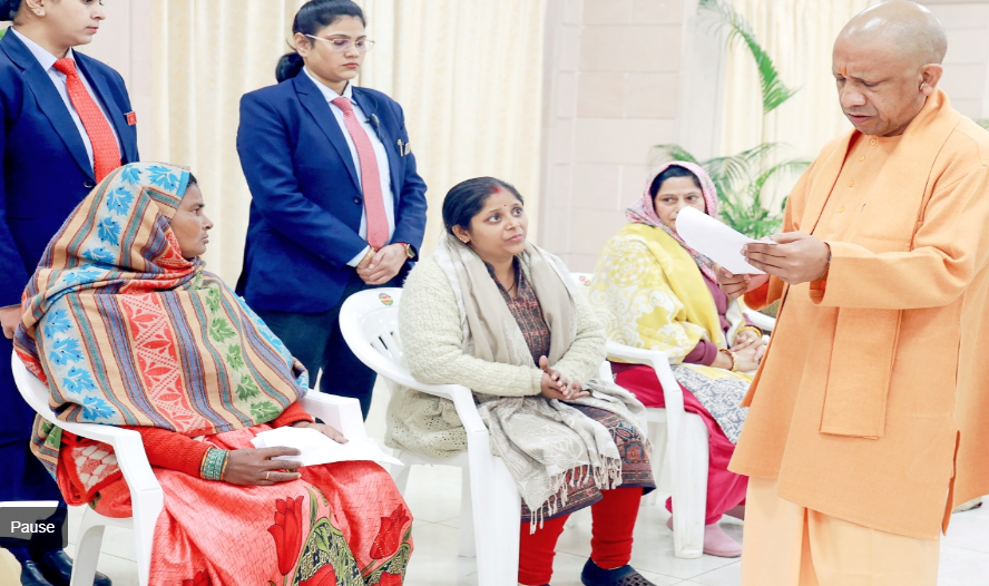 जनता दर्शन में लोगों की समस्याएं सुनते सीएम योगी आदित्यनाथ