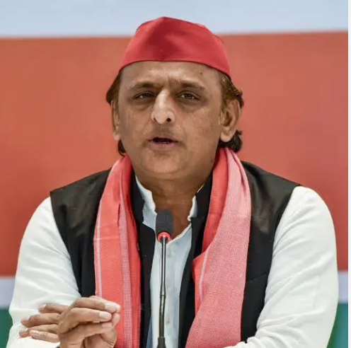 कन्नौज में वोटर लिस्ट विवाद को लेकर बयान देते सुब्रत पाठक और सपा प्रमुख अखिलेश यादव, यूपी की राजनीति में बढ़ता सियासी टकराव।