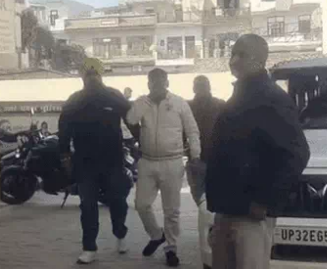 मेरठ में क्राइम ब्रांच का इंस्पेक्टर रिश्वत लेते पकड़ा गया