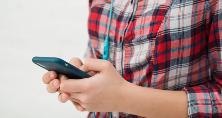 बागपत में आयोजित खाप पंचायत की बैठक, जहां नाबालिगों के स्मार्टफोन उपयोग और सार्वजनिक पहनावे को लेकर सख्त फैसले लिए गए।