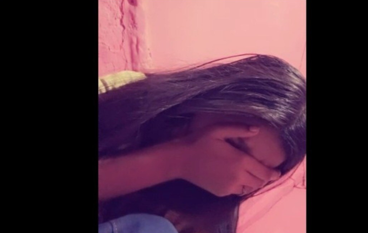 हाथरस की आवास विकास कॉलोनी में युवती की आत्महत्या के मामले की जांच करती उत्तर प्रदेश पुलिस