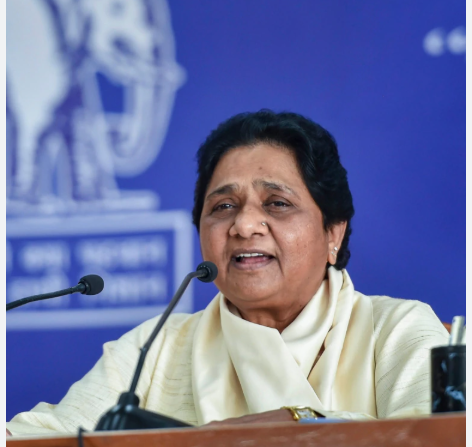 उत्तर प्रदेश की राजनीति से जुड़े प्रमुख नेता, 2026 के चुनावी रणनीतिक संकेत और सियासी बैठकों का प्रतीकात्मक दृश्य