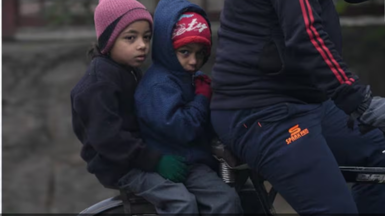 उत्तर प्रदेश में भीषण ठंड और घने कोहरे के बीच बंद स्कूल और सर्द मौसम से प्रभावित जनजीवन का दृश्य।