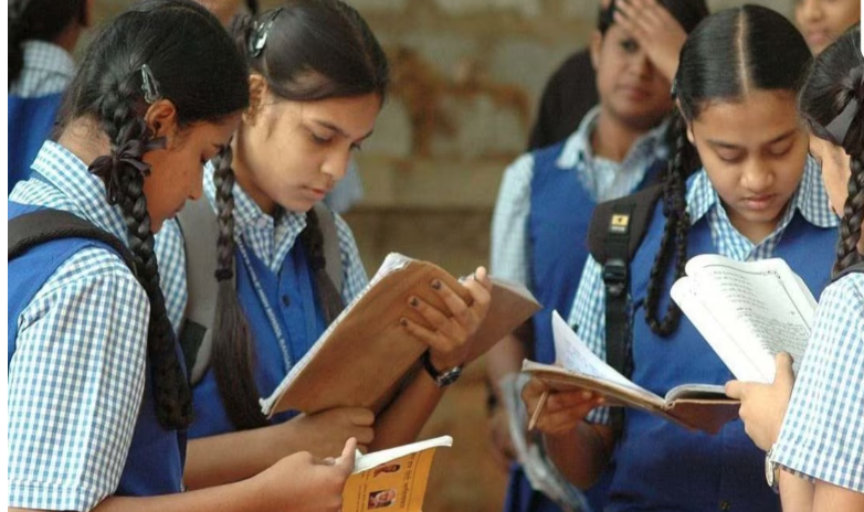 CBSE बोर्ड परीक्षा की तैयारी करते छात्र, NCERT किताबों के साथ पढ़ाई और टॉपर बनने की रणनीति दर्शाता दृश्य