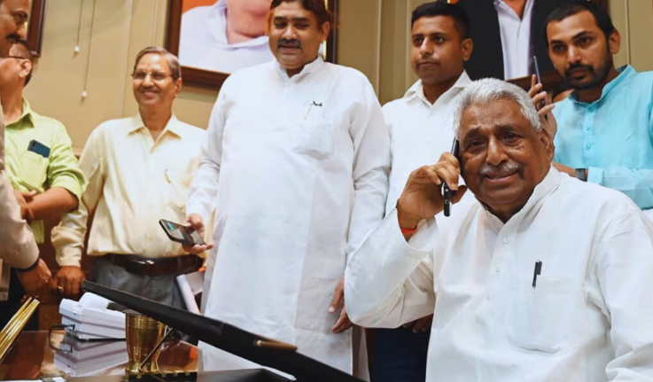 प्रयागराज माघ मेले में मुलायम सिंह यादव स्मृति सेवा संस्थान का शिविर, जहां प्रतिमा विवाद के बाद राधा-कृष्ण की मूर्ति स्थापित की गई