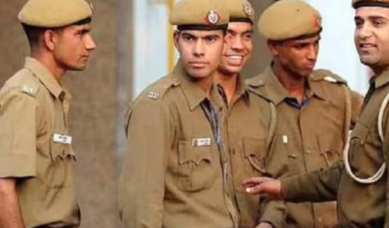 यूपी पुलिस कॉन्स्टेबल भर्ती 2026 को लेकर आयु सीमा में छूट की मांग करते अभ्यर्थी, पुलिस भर्ती बोर्ड द्वारा जारी नोटिफिकेशन के बाद बढ़ता विरोध।