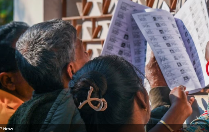 उत्तर प्रदेश में विशेष गहन पुनरीक्षण के बाद जारी ड्राफ्ट मतदाता सूची की जांच करते मतदाता और चुनाव आयोग से जुड़े दस्तावेज़