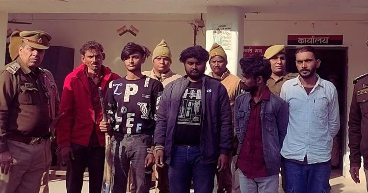 कानपुर देहात के मलिकपुर गांव में हत्या के बाद मौके पर मौजूद पुलिस, जहां जमीनी विवाद में दलित युवक की कुल्हाड़ी से हत्या हुई।