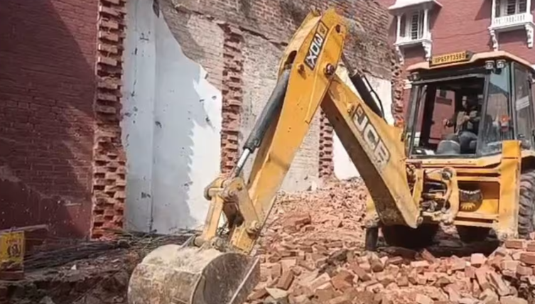 वाराणसी के दालमंडी बाजार में काशी विश्वनाथ मार्ग चौड़ीकरण परियोजना के तहत बुलडोजर कार्रवाई की तैयारी और प्रशासन की मौजूदगी।