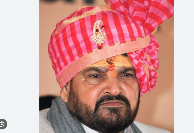 उत्तर प्रदेश की राजनीति में क्षत्रिय नेतृत्व पर बयान देते हुए बृजभूषण शरण सिंह,