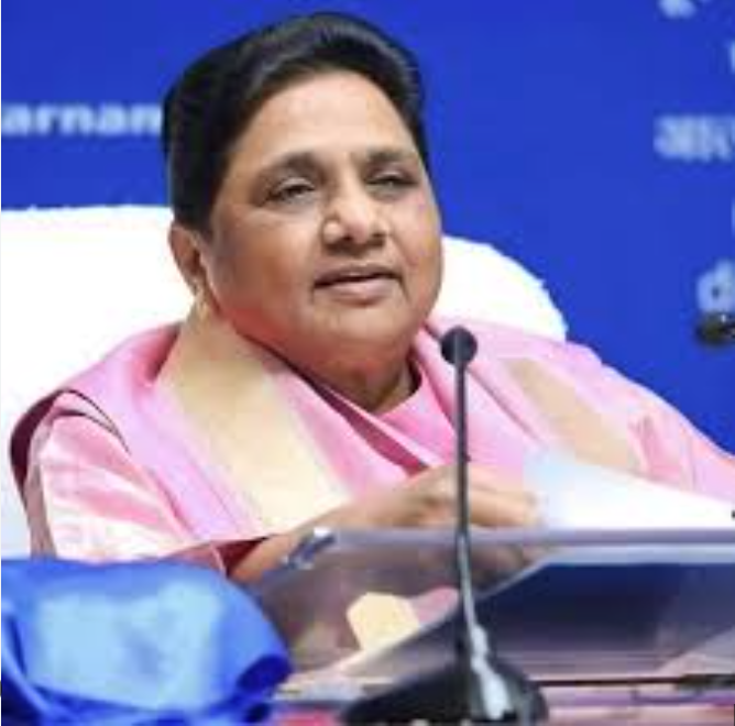 बसपा प्रमुख मायावती लखनऊ में अपने 70वें जन्मदिन पर मीडिया से बातचीत करते हुए, ब्राह्मण और अन्य समाजों को लेकर बयान देती हुईं।