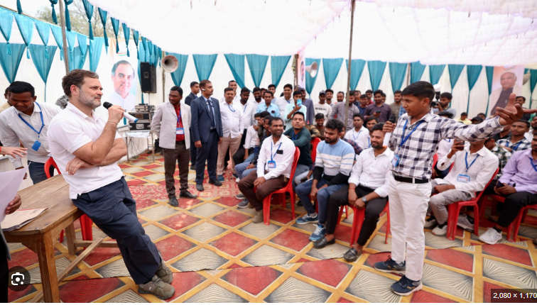 रायबरेली दौरे के दौरान मनरेगा मजदूरों से संवाद करते कांग्रेस नेता राहुल गांधी।