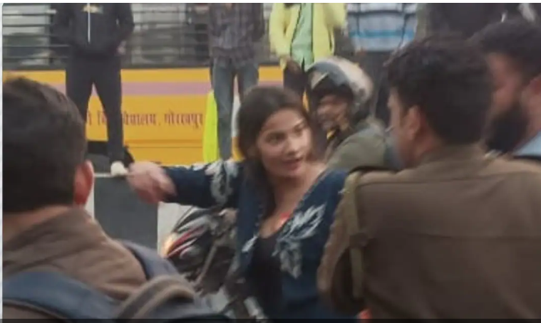 भीड़ का दृश्य।