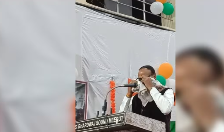 मेरठ में आयोजित अखिल भारतीय कवि सम्मेलन के दौरान भावुक होते उत्तर प्रदेश के डिप्टी सीएम बृजेश पाठक,