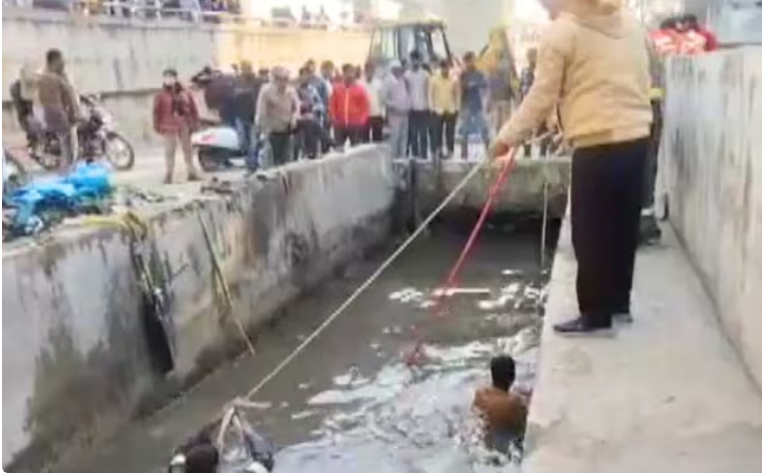 मेरठ के टीपी नगर थाना क्षेत्र में नाले में गिरे बच्चे की तलाश